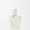 Bolso tipo Pebble Bucket mini en piel de becerro granulada suave