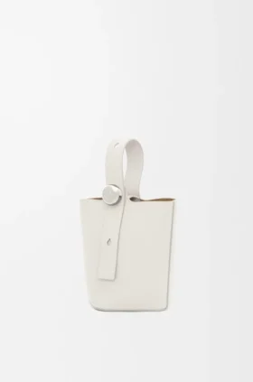 Bolso tipo Pebble Bucket mini en piel de becerro granulada suave