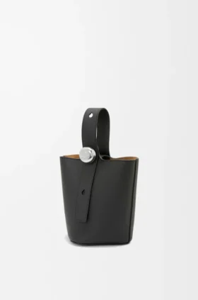 Bolso tipo Pebble Bucket mini en piel de becerro granulada suave