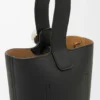 Bolso tipo Pebble Bucket mini en piel de becerro granulada suave
