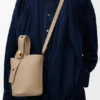 Bolso tipo Pebble Bucket mini en piel de becerro granulada suave