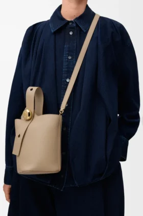 Bolso tipo Pebble Bucket mini en piel de becerro granulada suave