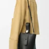 Bolso tipo Pebble Bucket mini en piel de becerro granulada suave