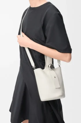 Bolso tipo Pebble Bucket mini en piel de becerro granulada suave