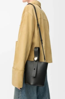 Bolso tipo Pebble Bucket mini en piel de becerro granulada suave