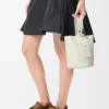 Bolso tipo Pebble Bucket mini en piel de becerro granulada suave