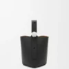 Bolso tipo Pebble Bucket mini en piel de becerro granulada suave