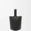 Bolso tipo Pebble Bucket mini en piel de becerro granulada suave