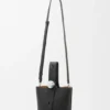 Bolso tipo Pebble Bucket mini en piel de becerro granulada suave