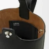 Bolso tipo Pebble Bucket mini en piel de becerro granulada suave