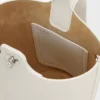 Bolso tipo Pebble Bucket mini en piel de becerro granulada suave