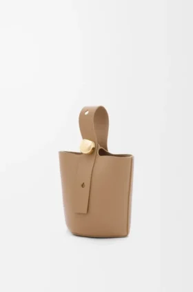 Bolso tipo Pebble Bucket «Mini Pebble» en piel de becerro de grano suave