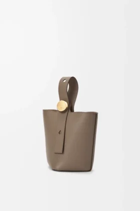 Bolso tipo Pebble Bucket «Mini Pebble» en piel de becerro de grano suave