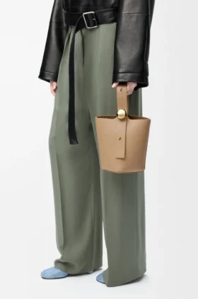 Bolso tipo Pebble Bucket «Mini Pebble» en piel de becerro de grano suave