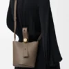 Bolso tipo Pebble Bucket «Mini Pebble» en piel de becerro de grano suave