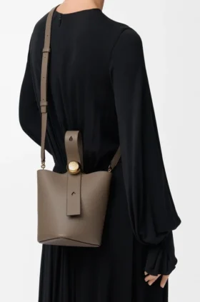 Bolso tipo Pebble Bucket «Mini Pebble» en piel de becerro de grano suave