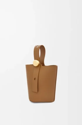 Bolso tipo Pebble Bucket «Mini Pebble» en piel de becerro lisa
