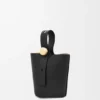 Bolso tipo Pebble Bucket «Mini Pebble» en piel de becerro lisa