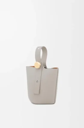 Bolso tipo Pebble Bucket «Mini Pebble» en piel de becerro lisa