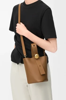 Bolso tipo Pebble Bucket «Mini Pebble» en piel de becerro lisa