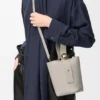 Bolso tipo Pebble Bucket «Mini Pebble» en piel de becerro lisa