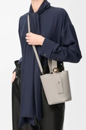 Bolso tipo Pebble Bucket «Mini Pebble» en piel de becerro lisa