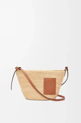 Bolso tipo pochette con abertura, de rafia y piel de becerro