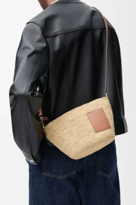 Bolso tipo pochette con abertura, de rafia y piel de becerro