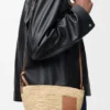 Bolso tipo pochette con abertura, de rafia y piel de becerro