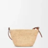 Bolso tipo pochette con abertura, de rafia y piel de becerro