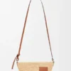 Bolso tipo pochette con abertura, de rafia y piel de becerro