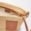 Bolso tipo pochette con abertura, de rafia y piel de becerro