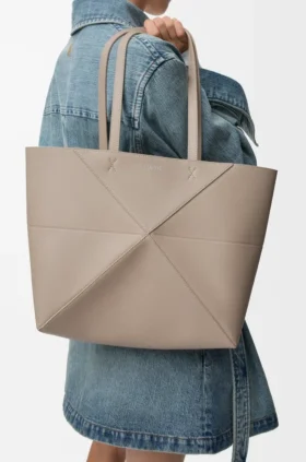 Bolso tote mediano horizontal con pliegue Puzzle Fold en piel de becerro de grano suave