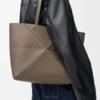 Bolso tote mediano horizontal con pliegue Puzzle Fold en piel de becerro de grano suave