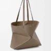 Bolso tote mediano horizontal con pliegue Puzzle Fold en piel de becerro de grano suave