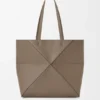 Bolso tote mediano horizontal con pliegue Puzzle Fold en piel de becerro de grano suave