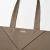 Bolso tote mediano horizontal con pliegue Puzzle Fold en piel de becerro de grano suave