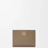 Cartera compacta Anagram de piel de ternera graneada