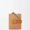 Cartera compacta con cremallera de piel de becerro de grano suave
