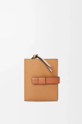 Cartera compacta con cremallera de piel de becerro de grano suave