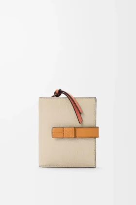Cartera compacta con cremallera de piel de becerro de grano suave