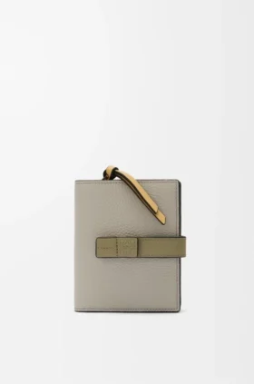 Cartera compacta con cremallera de piel de becerro de grano suave
