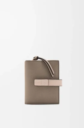 Cartera compacta con cremallera de piel de becerro de grano suave
