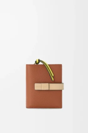 Cartera compacta con cremallera de piel de becerro de grano suave