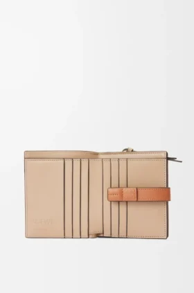 Cartera compacta con cremallera de piel de becerro de grano suave