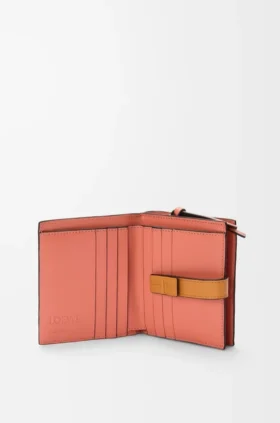 Cartera compacta con cremallera de piel de becerro de grano suave