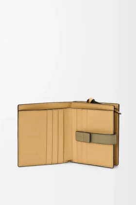 Cartera compacta con cremallera de piel de becerro de grano suave
