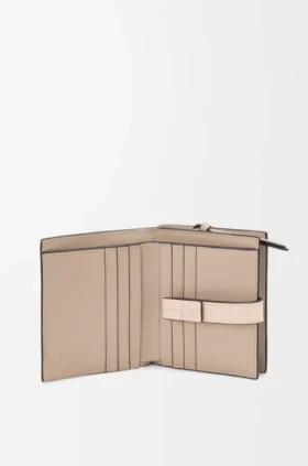 Cartera compacta con cremallera de piel de becerro de grano suave