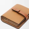 Cartera compacta con cremallera de piel de becerro de grano suave