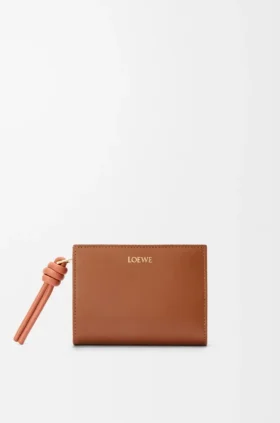 Cartera compacta «Knot» en piel de becerro napa brillante